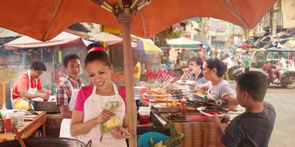 Si Marilyn at ang kaniyang pamilya habang nagtitinda ng pagkain para kumita ng pera