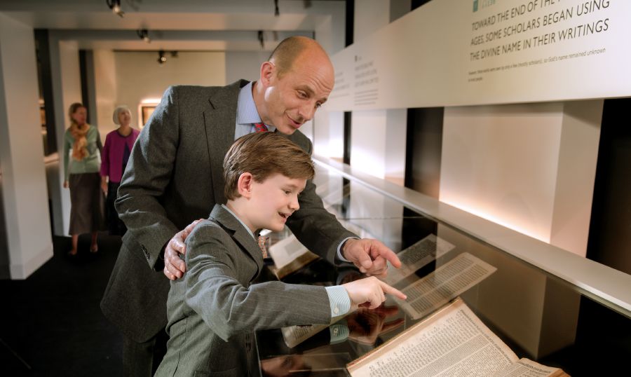 Mga nagpunta sa Bible museum sa pandaigdig na punong-tanggapan ng mga Saksi ni Jehova sa Warwick, New York, U.S.A.