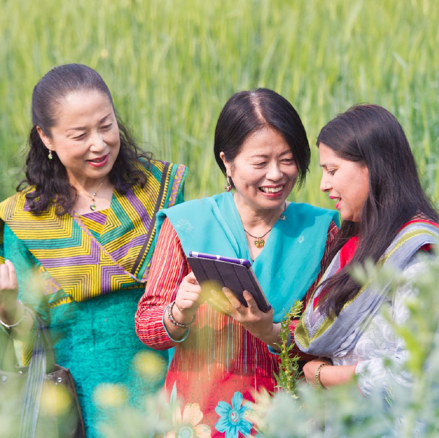 Kumiko i yusim tablet long autim tok long Nepal