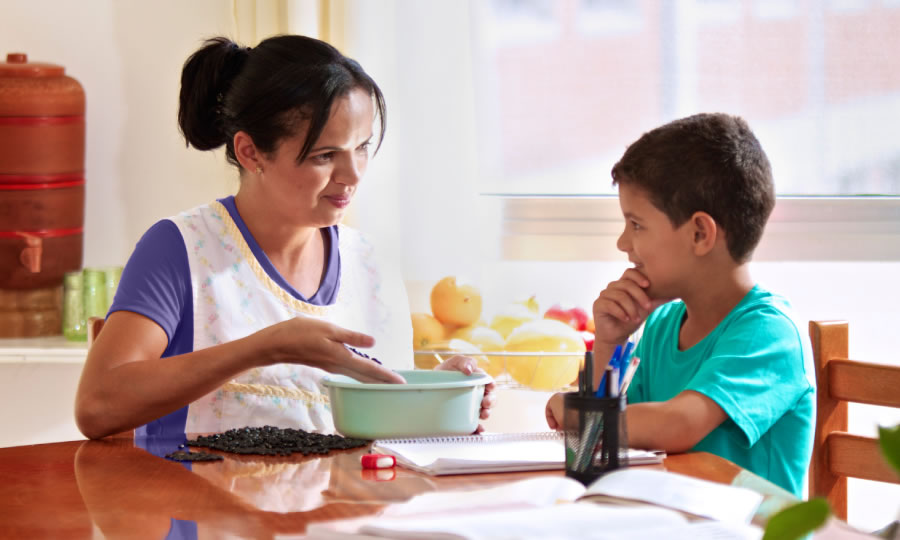 Bir hemşire küçük oğlunu evde eğitiyor