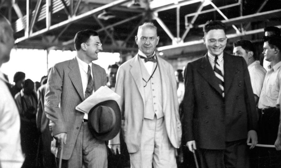 J. F. Rutherford, Nathan Knorr ve Hayden Covington birlikte yürürken