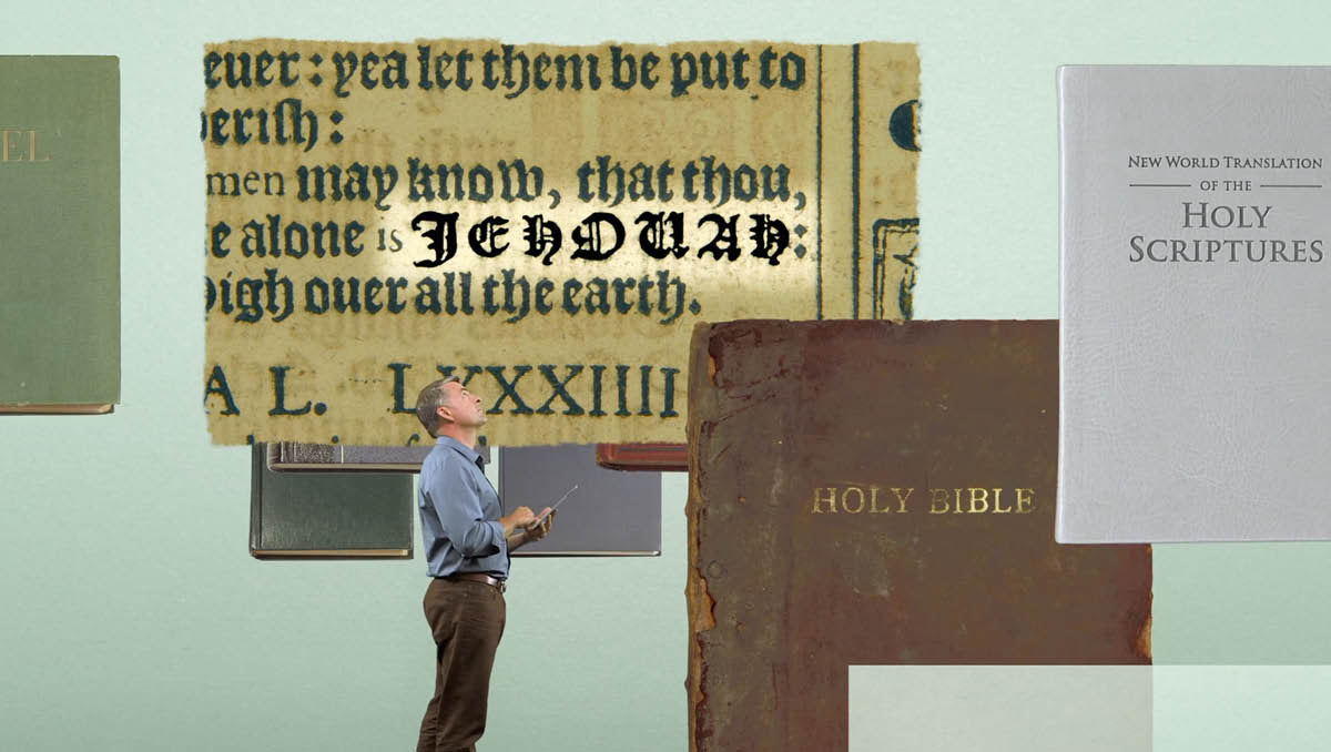 ‘Yaratıcımızın Bir İsmi Var mı? Videosundan Bir Kısım’ isimli videoda geçen bir sahne. Bir adam 1611 yılına ait ‘King James’ çevirisinde, Mezmur 83:18’de bulunan Yehova ismini inceliyor.