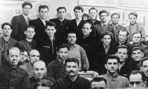 1957’de Rusya Mordvinya’daki bir çalışma kampında bulunan Yehova’nın Şahitleri Anma Yemeği için bir araya toplanmış
