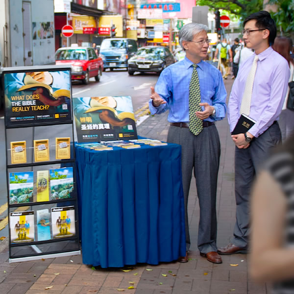 Bir ihtiyar, hizmet görevlisi biraderi şehir merkezinde yapılan şahitlik işinde eğitiyor