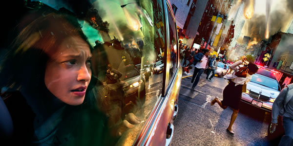 İnsanlar büyük bir felaketin yol açtığı yangın ve dumandan telaşla kaçarken bir kadın etrafına korkuyla bakıyor