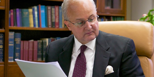 Anthony Morris ofisinde çalışırken