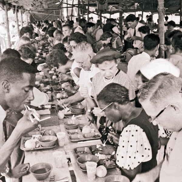 Seul, Kore’de kardeşler ayakta yemek yerken