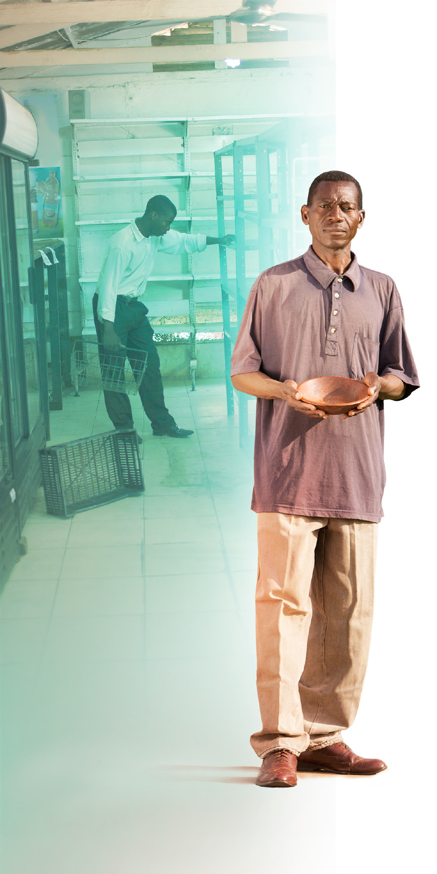 Marketteki raflar boşalmış, Paul ailesine nasıl yemek götüreceğini düşünüyor