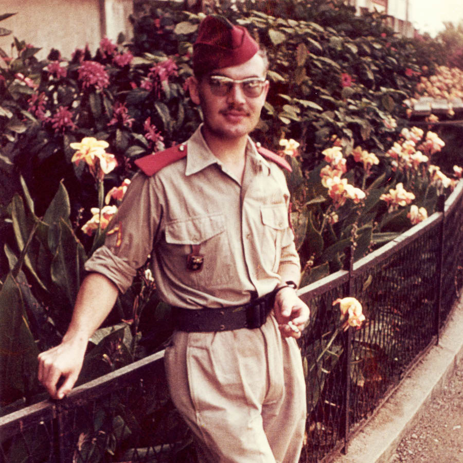 Louis askeri üniformayla.