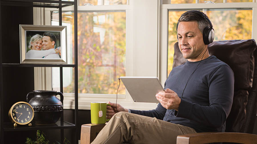 Dul bir birader ses kayıtlarını dinliyor.