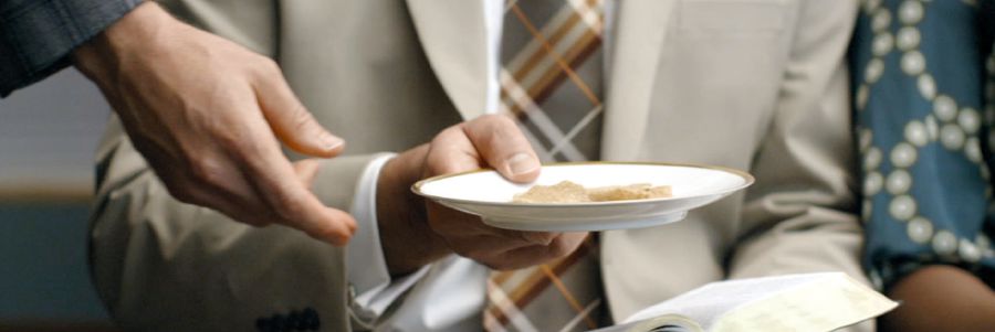 Anma Yemeğinde mayasız ekmek elden ele gezdiriliyor