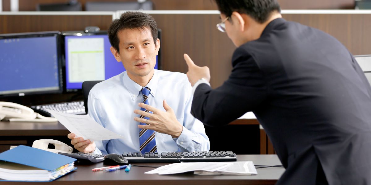 Bir işveren çalışanını azarlıyor