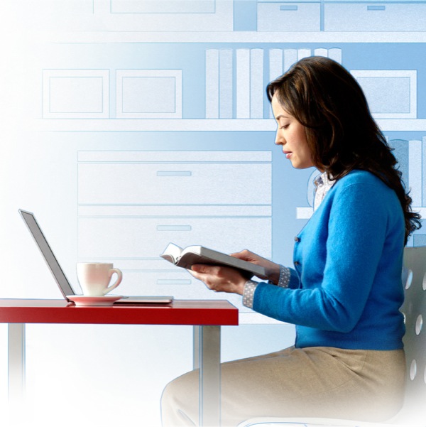 Una dona la lede e studia la Bìblia nela internet