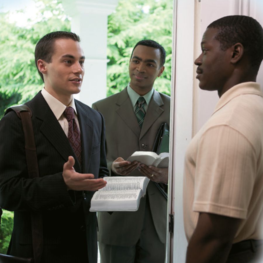 Un studiante dela Bìblia el predica le bone notìssie dela Bìblia con el so istrutor che l’è drio vardarlo