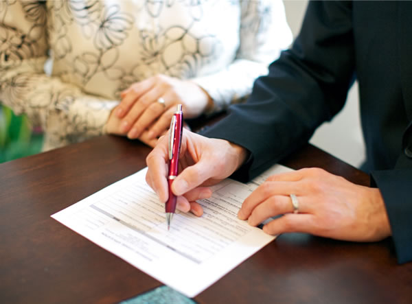 Un casal fando el registro legal del so matimònio