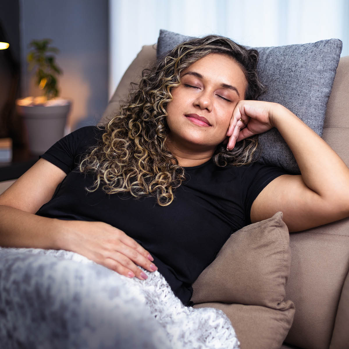 Una tosa la ze drio riposar nel sofà.