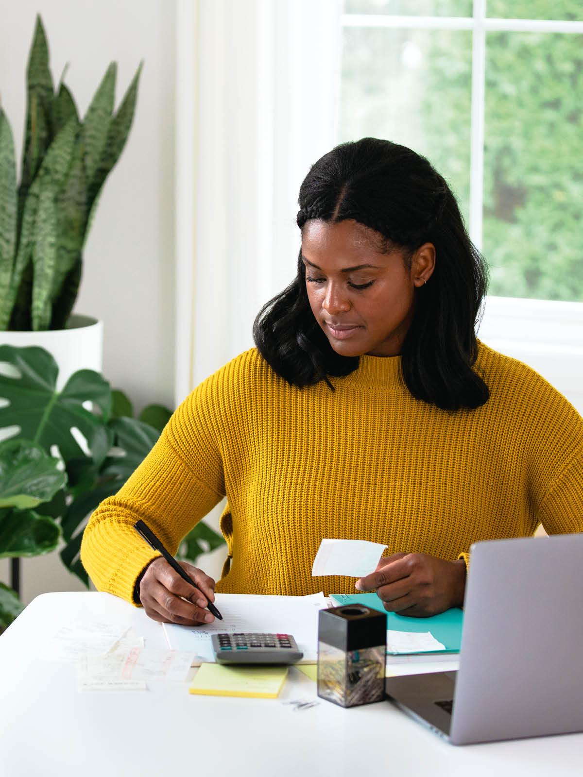 Una dona la dopera una calculadora e la scrive do quel che l’è scrito nte un ressibo.