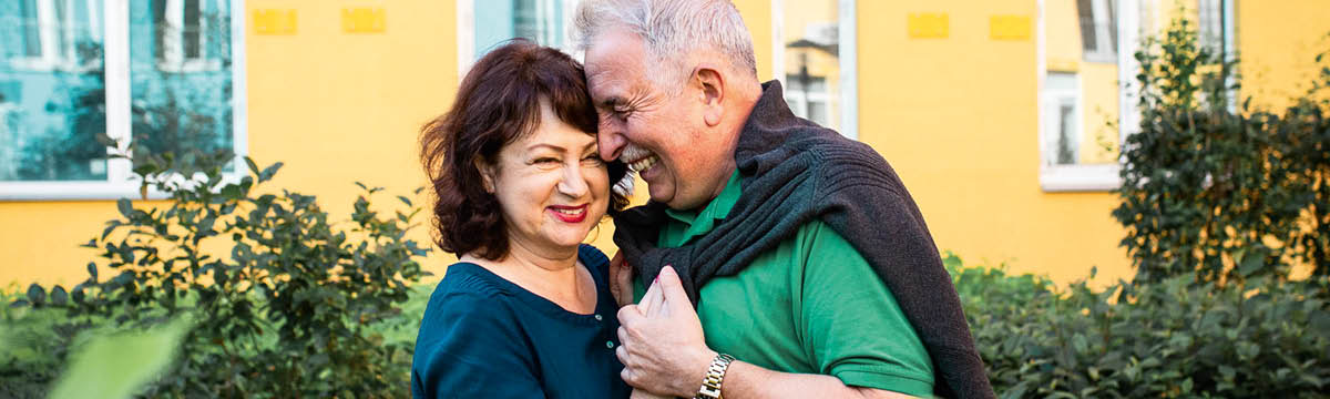 Un casal de pi età l’è contento insieme.