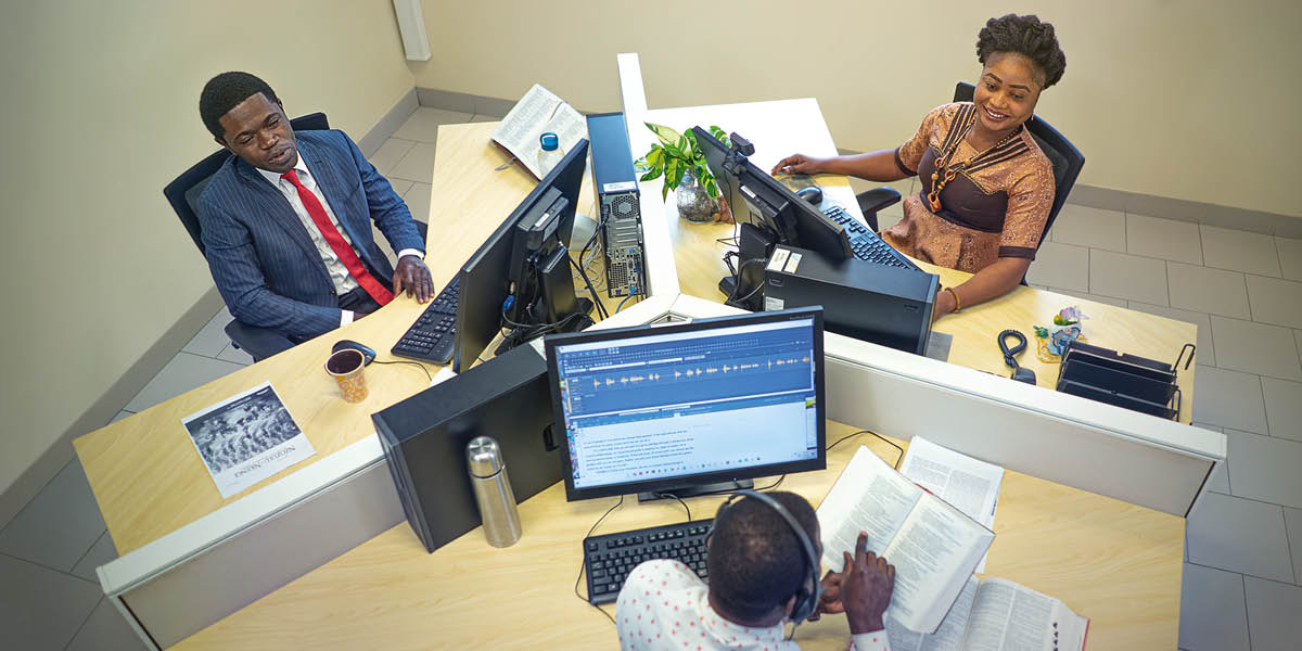 Una echipe de tradussion la laora insieme.