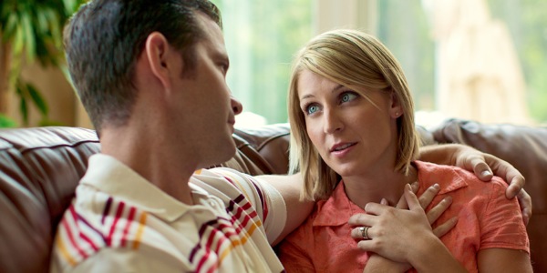 Un sposo el scolta la so sposa che la parla dei so sentimenti