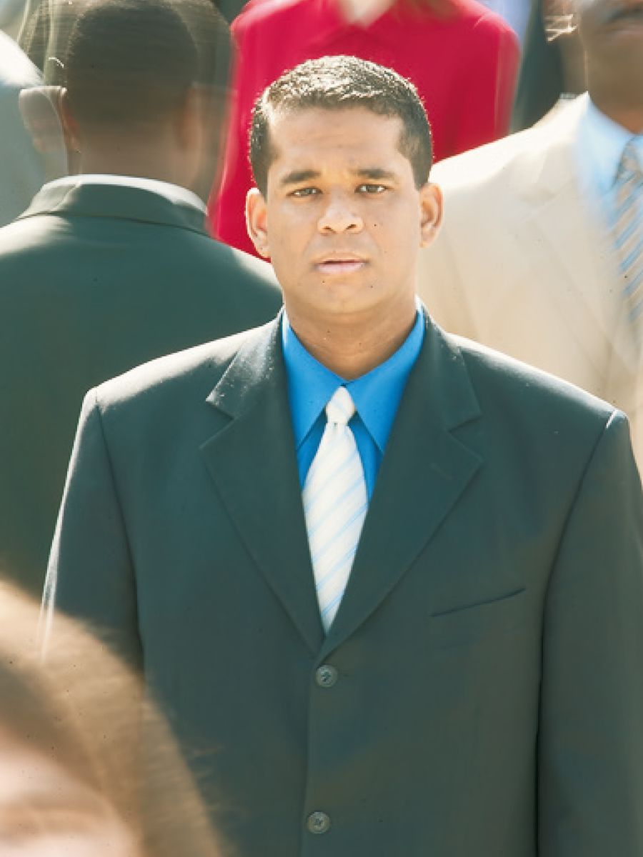 Un omo drio caminar in meso de una multitùdine