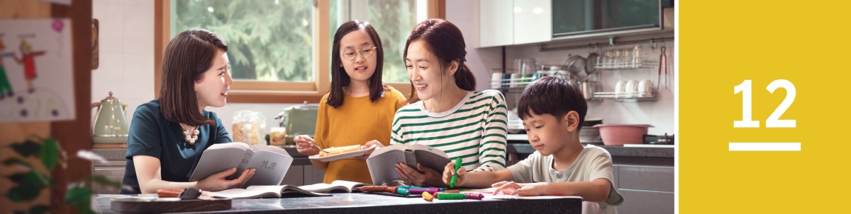 Lession 12. La mama e i so due fioi i stùdia la Bìblia con una Testimònia de Geovà.