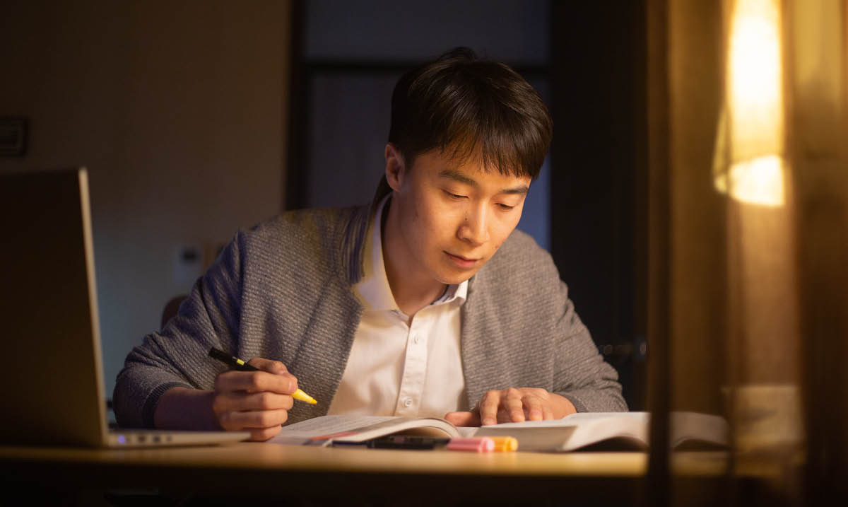 Un fradel gióveno el se parecia par insegnar la Bìblia col “Viver felice par sempre!”