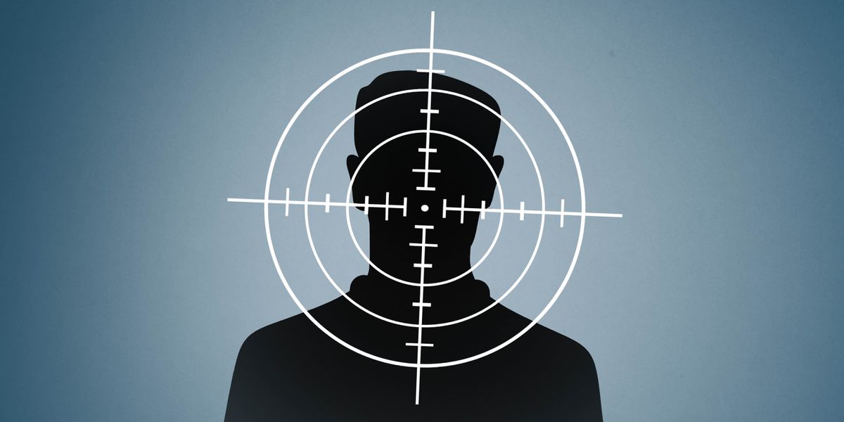 Un omo nela mira de una sciopa.