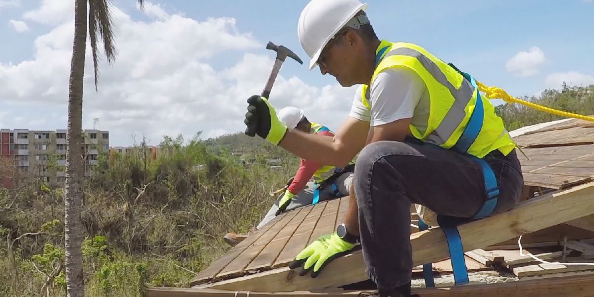 I fradei i rangia su el cuerto nel Caribe dopo dela tempesta con forte vento