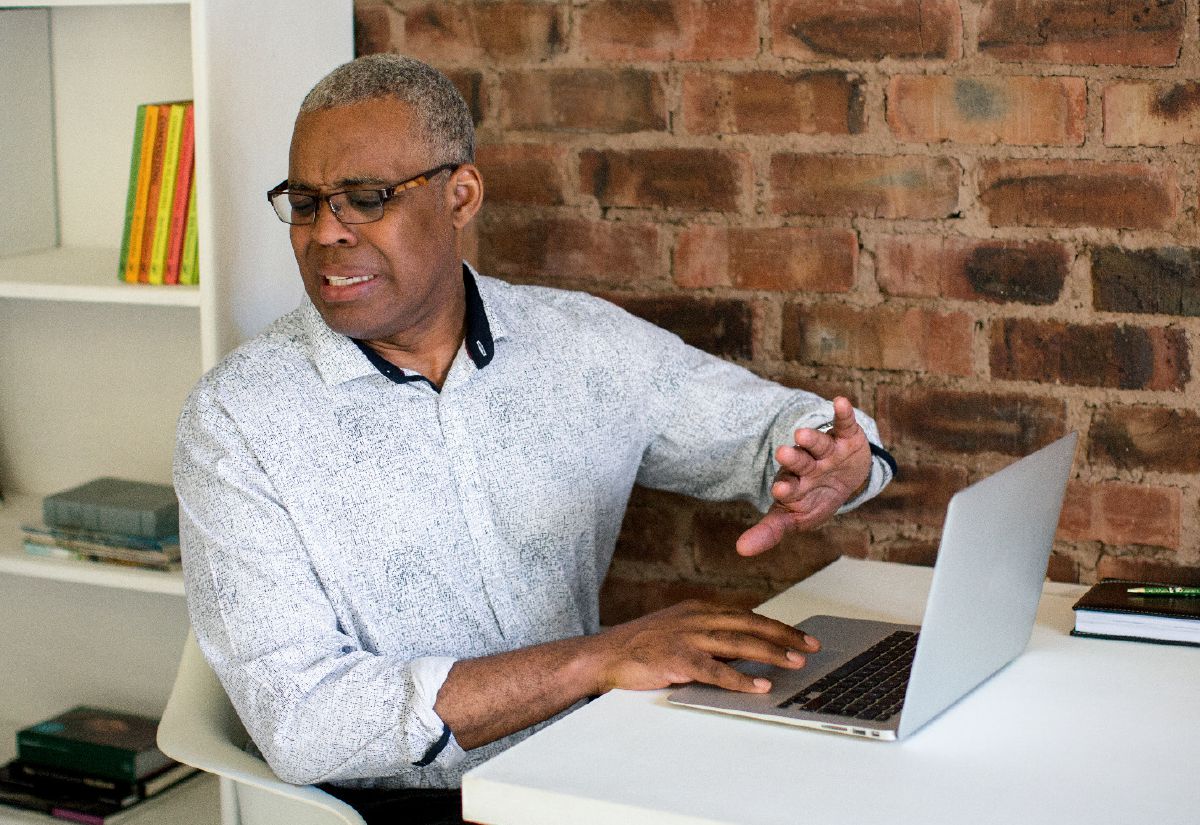 Un fradel el se ricusa de vardar qualcossa de imoral nel computador