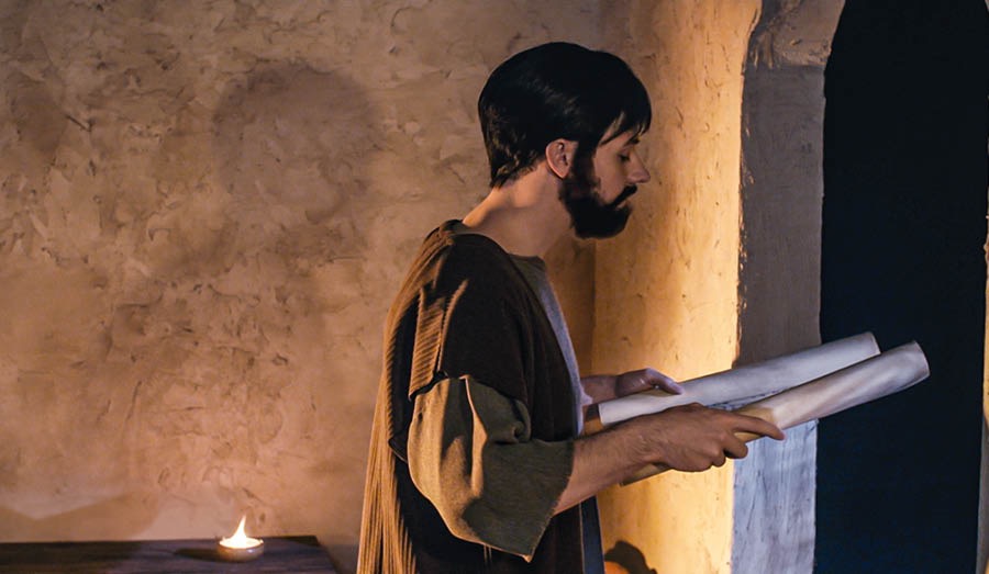 Timòteo l’è darente dela finestra e el lede un rolo dele Scriture fin tardi dela note.