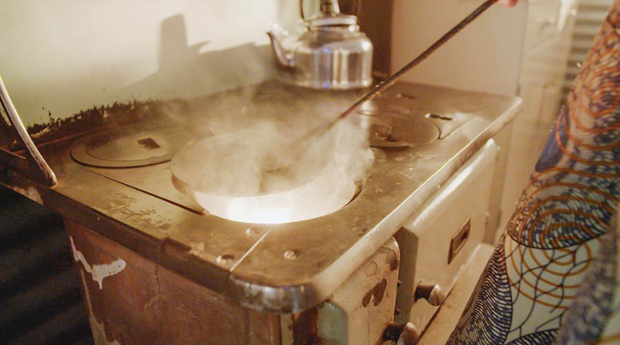 La studiante la brusa el amuleto dela bambina nel so fogon.