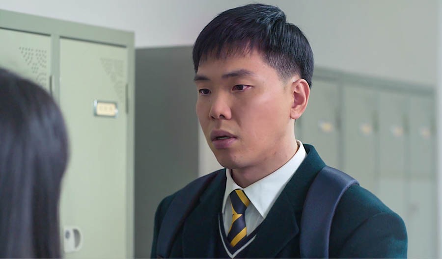 Daniel l’è drio vardar la Gabi e pensando de acetar o nò de esser so amigo nela internet.