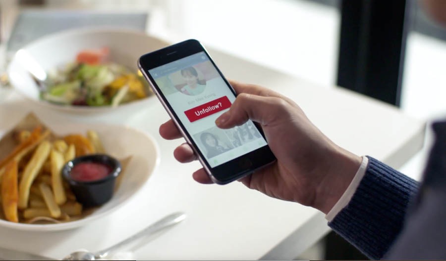 Daniel l’è drio ricusar de esser amigo de Gabi nela internet.