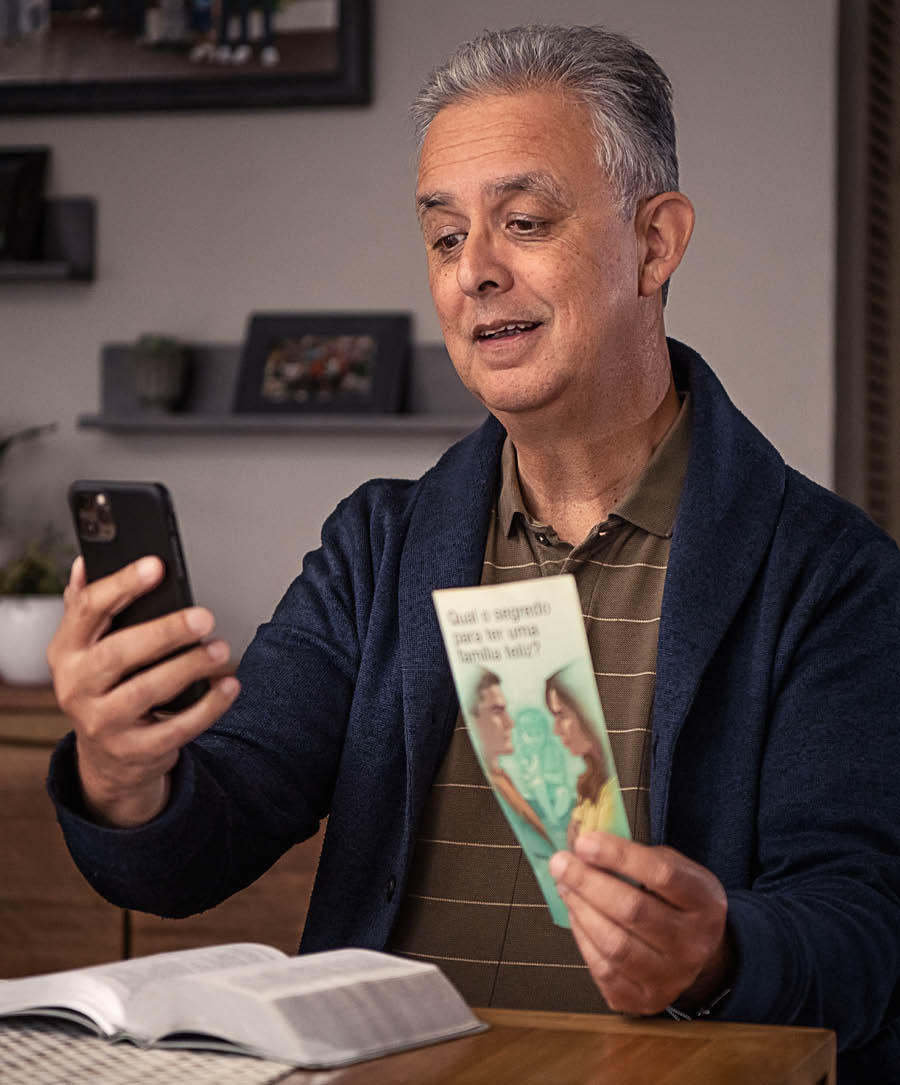 El medèsimo fradel el parecia la so presentassion e el se grava col so selular.