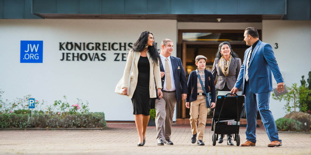 Arquanti predicadori i ze drio vegner fora del Salon del Regno col careto de publicassion.