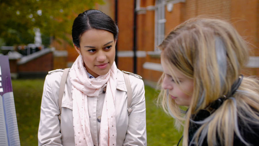 Parte del vìdeo ‘Proa sentir la alegria de far dissìpoli — Fà meio le to abilità — Dopera el poder dela Parola de Dio.’ Rita la scolta intanto che la Sara la lede un testo dela Bìblia.