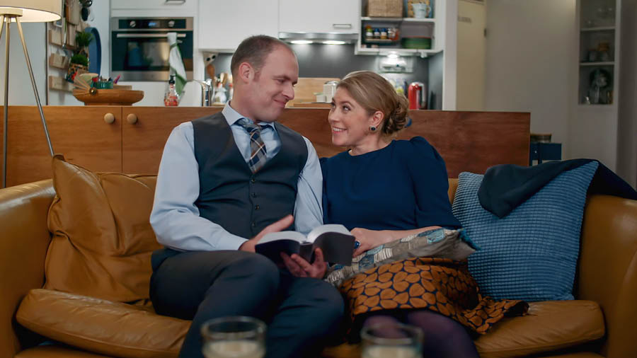 Una parte del vìdeo ‘Mostra amor nela fameia.’ Un casal el parla sora un testo dela Bìblia dopo che i torna dela riunion.