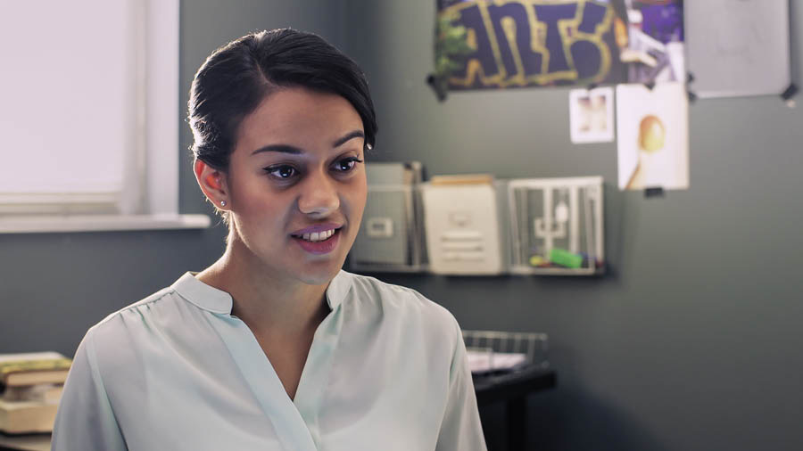 Una parte del vìdeo ‘Proa sentir la alegria de far dissìpoli — Fà meio le to abilità — Riva ntel cuor.’ Rita la giuta Sara a capir un testo dela Bìblia.