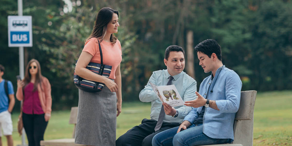 Un casal el dopera la revista “Te pol viver felice par sempre!” par predicar par un omo che el speta la lìnea.