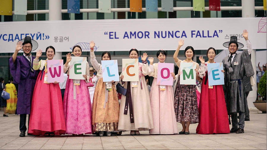 Una parte del vìdeo ‘Congressi internassionai “El Amor No’l Se Finisse Mai”!.’ Un grupo de fradei e sorele dela Corea el tien una placa par dir benvenuti e saludar i fradei che i ze drio rivar nel congresso.
