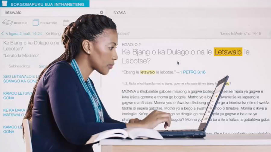 Una parte del vìdeo “Gàpia una bona cossiensa”. Ana la fà peschisa nel so computador nela “Biblioteca ONLINE”.