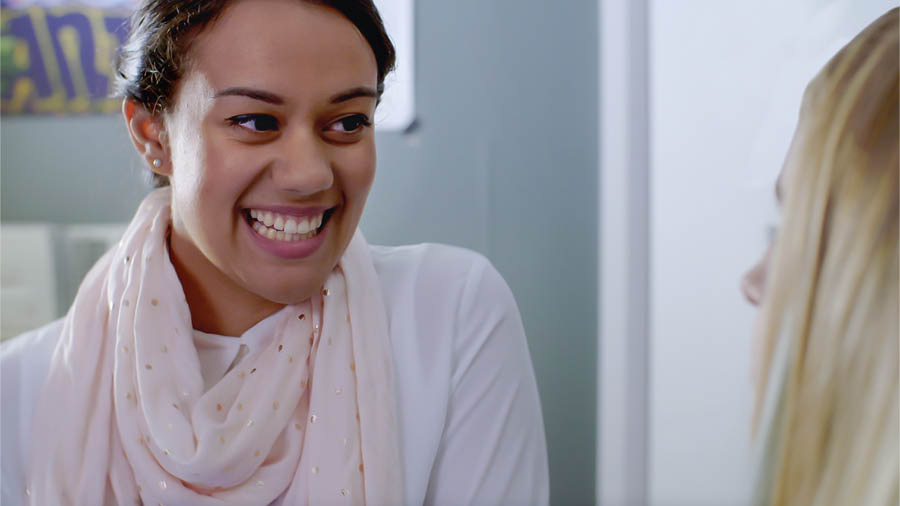 Una parte del vìdeo “Proa sentir la alegria de far dissìpoli — Aceta el aiuto de Geovà — Le feramente de peschisa”. Rita la ze contenta intanto che la conta a Sara sora la peschisa che la ga fato.