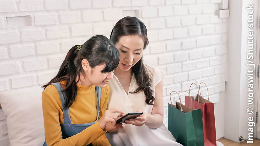 Una parte del vìdeo “Vita de tosi — Come parlar con me pare e me mare?” Una tosa la parla con so mare e ghe mostra qualcossa nel selular.