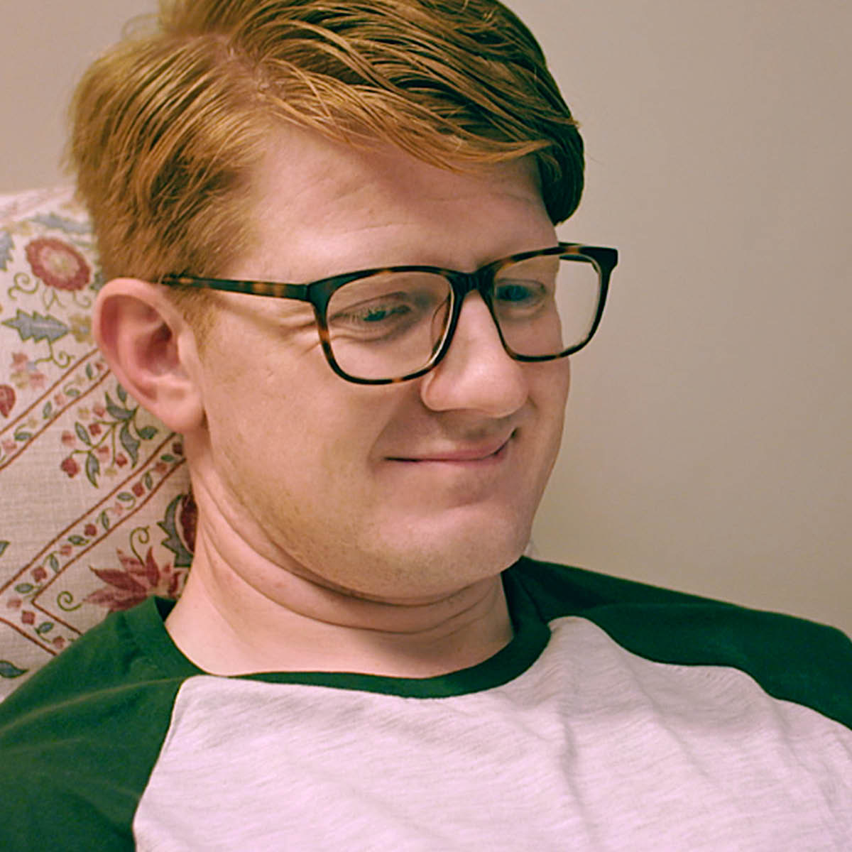 Una parte del vìdeo “Con fede, fà de pi par Geovà — Fà la Scola par Vangelisadori del Regno”. Gabriel el pensa sora le benedission che el ga ricevesto.