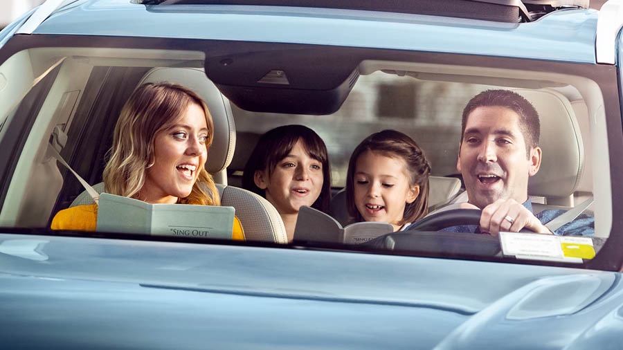 Una fameia rento el auto drio trenar i càntichi intanto che i va ala riunion