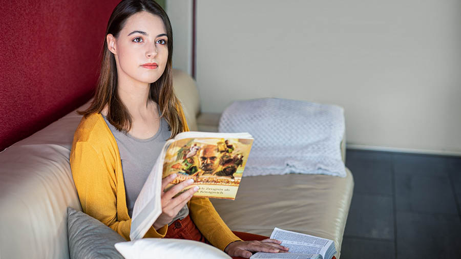 La sorela la pensa sora quel che la ga ledesto nela Bìblia e la stùdia el libro ‘Dê Testemunho Cabal’ sobre o Reino de Deus’.