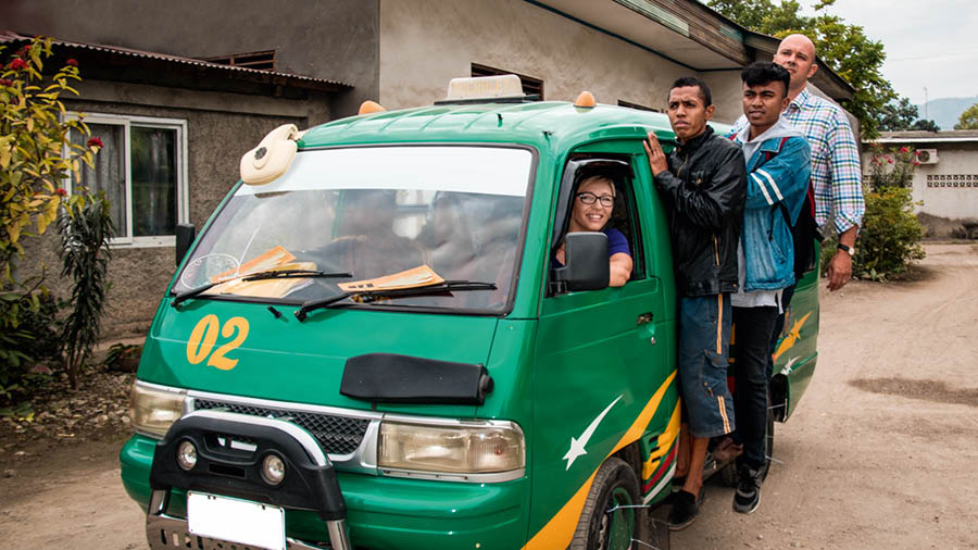 Vanessa, Alex e altri i ze drio viaiar con un auto pien de persone; arquanti fradei i proa tegnerse nel auto.