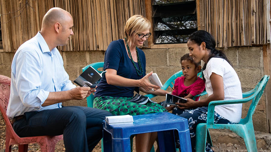 Vanessa e Alex i ze drio far un stùdio a una dona e ala so fiola.