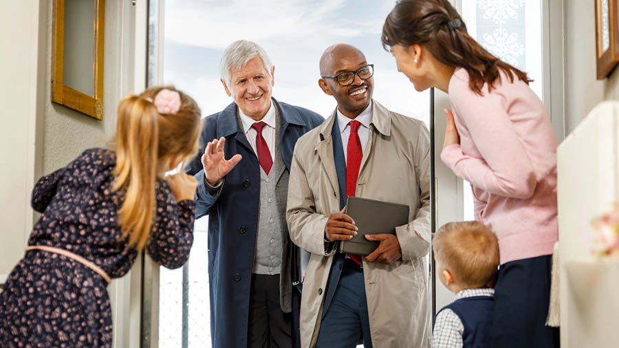 La mare e i fioi i riceve due ansiani casa.